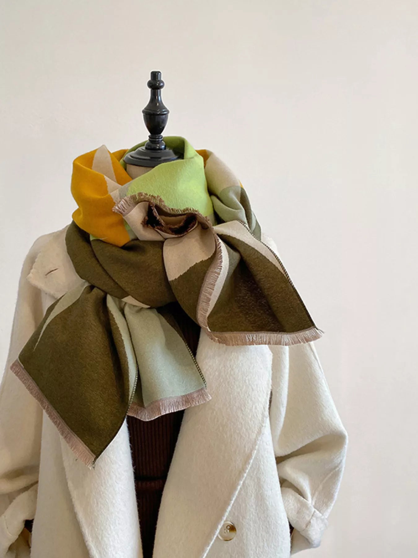 Contrast Raw Hem Scarf