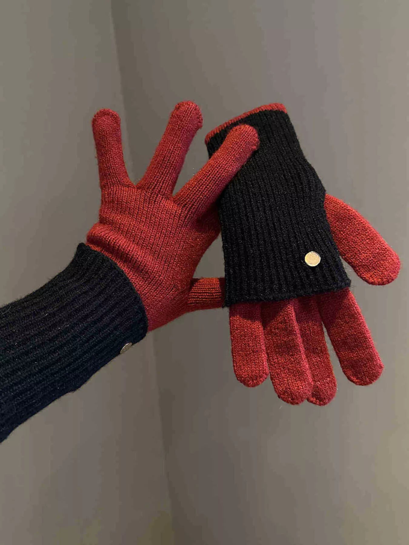 Two-Tone Knitted Gloves