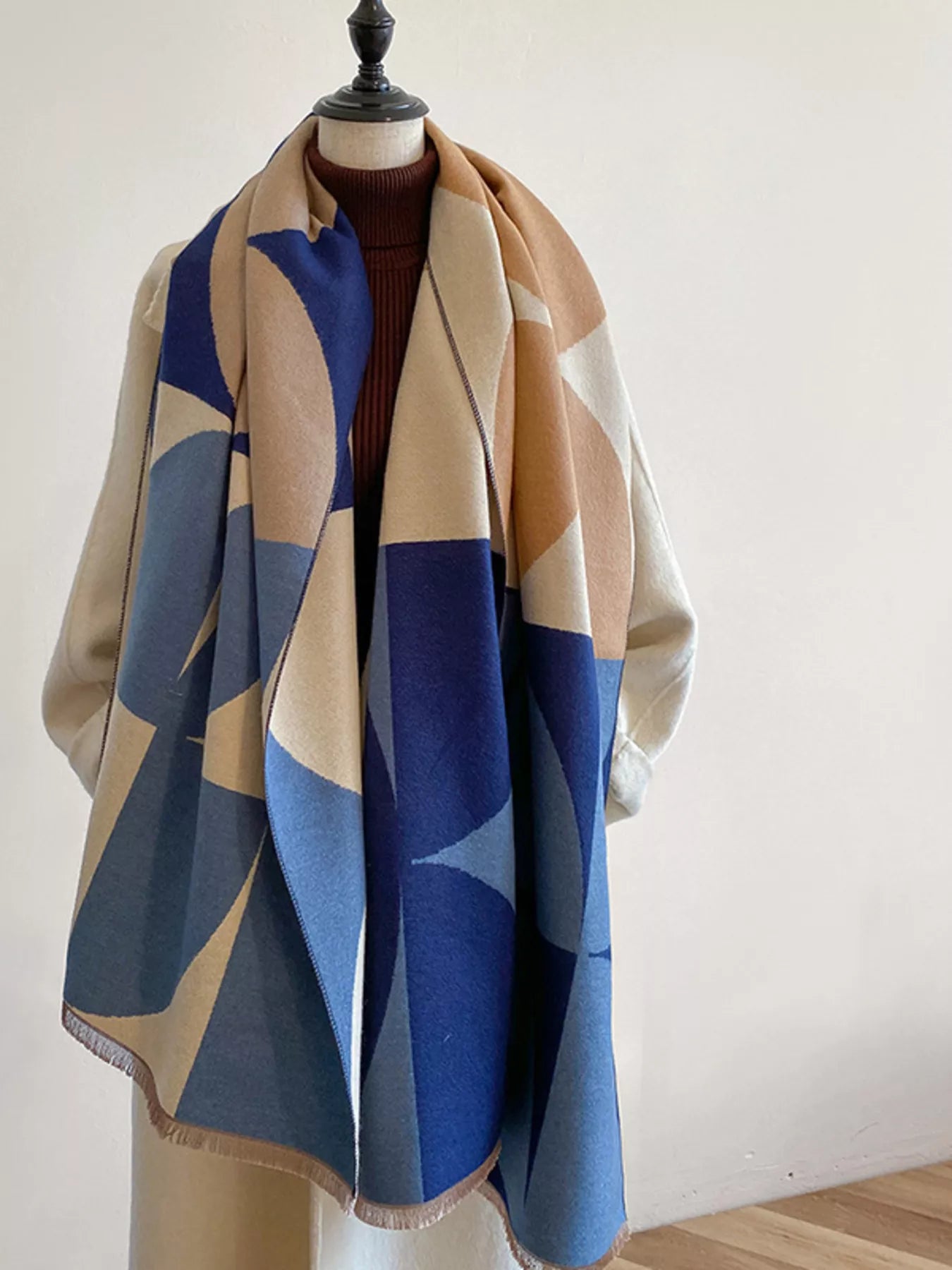 Contrast Raw Hem Scarf